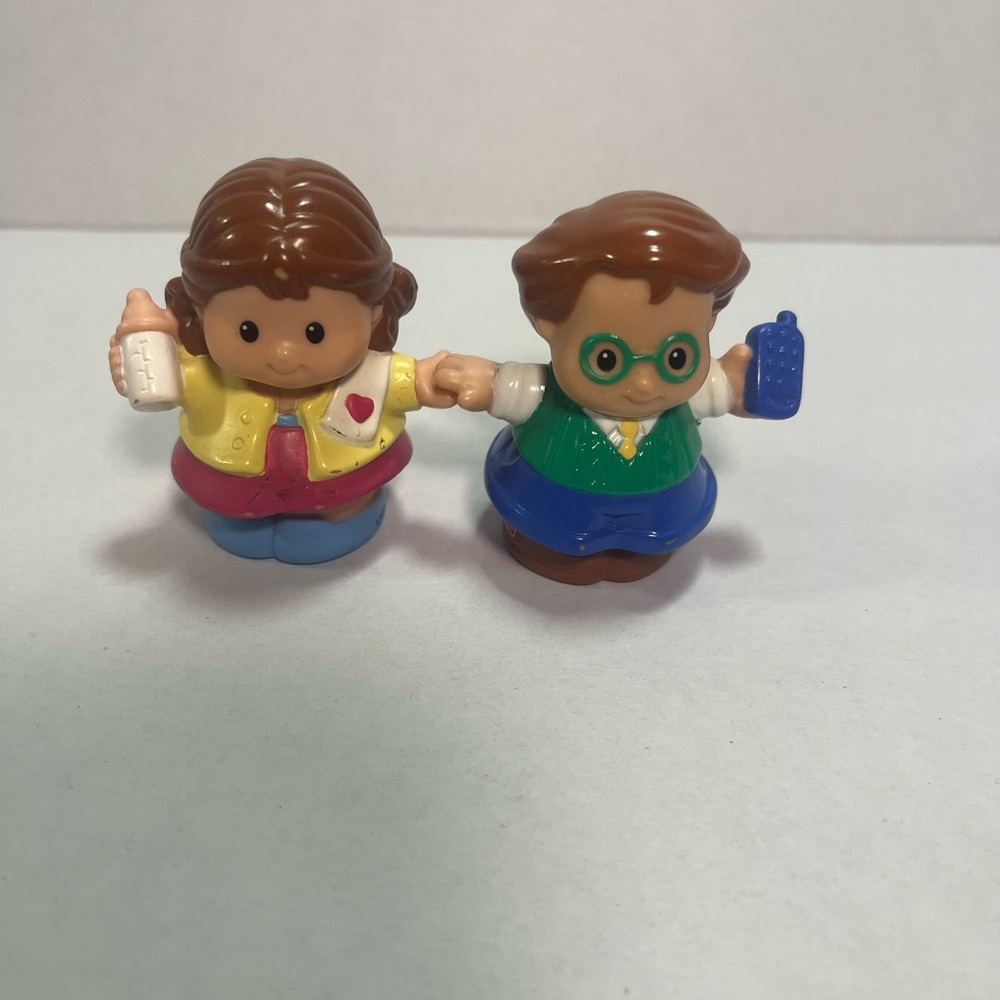 Vintage (2001) mom and dad little people holding bottle and blue accessory